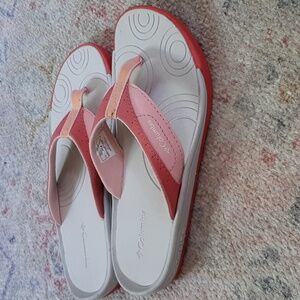 Girls Columbia tech lite omni-grip flip flops size 2